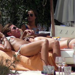 Sergio Ramos se relaja con dos mujeres en Marbella