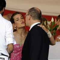 Carlota Casiraghi besa a su tío Alberto de Mónaco
