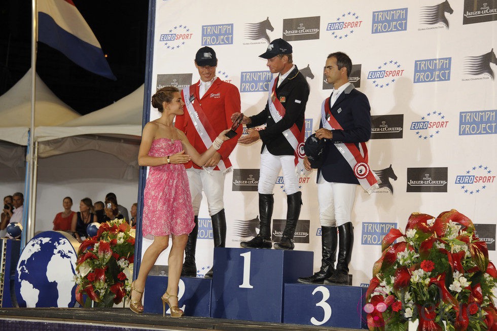 Carlota Casiraghi con los ganadores del Concurso de Hípica de Monte-Carlo