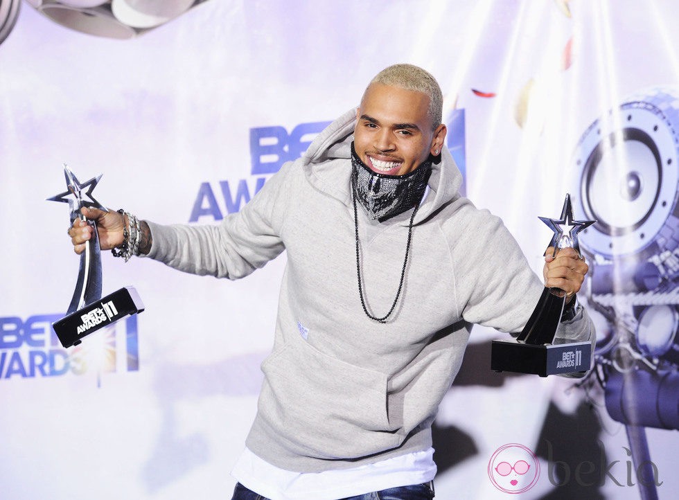 Chris Brown con sus dos galardones en los Bet Awards 2011