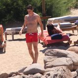 Fernando Torres caminando por la playa en Cerdeña