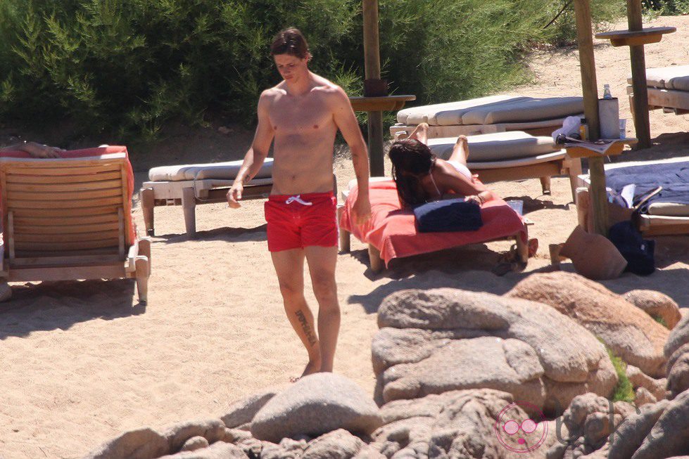 Fernando Torres caminando por la playa en Cerdeña