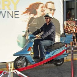 Tom Hanks llega en moto al estreno de 'Larry Crowne'