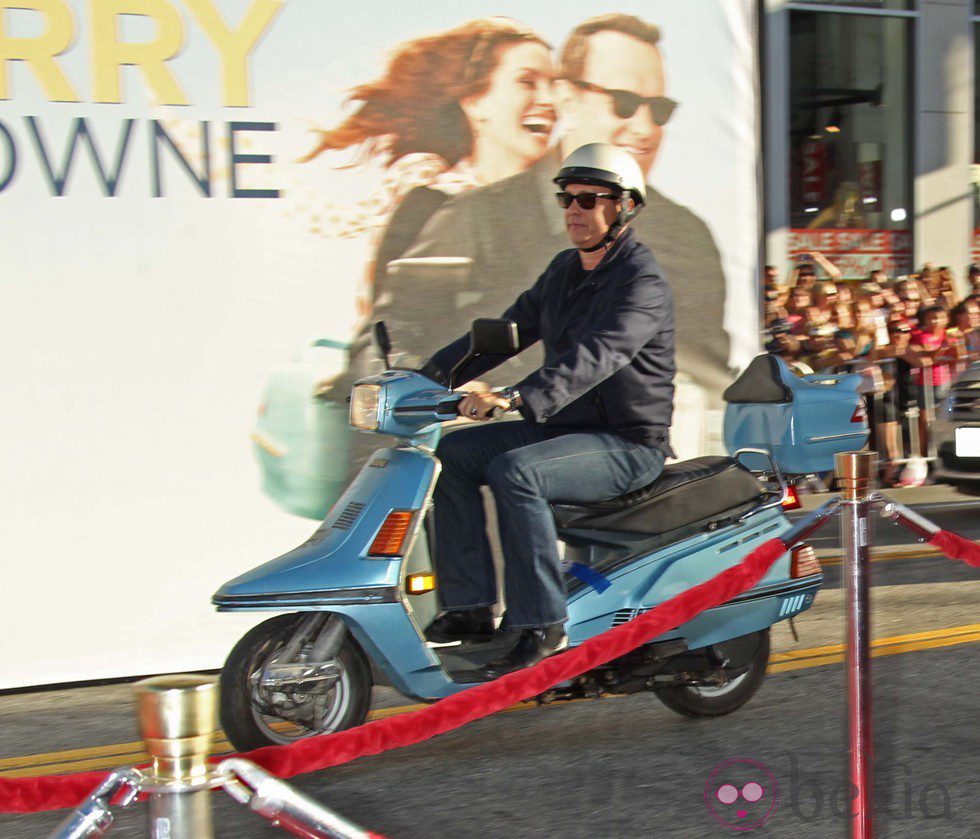 Tom Hanks llega en moto al estreno de 'Larry Crowne'