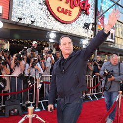 Tom Hanks saluda a su llegada al estreno de 'Larry Crowne'