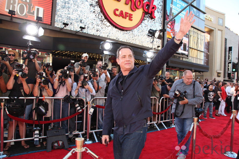 Tom Hanks saluda a su llegada al estreno de 'Larry Crowne'
