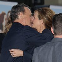 Tom Hanks y Julia Roberts besándose en el estreno de 'Larry Crowne'