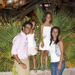 Óscar Higares, su mujer e hijas en el Parque de Atracciones