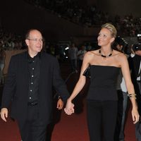 Alberto de Mónaco y Charlene Wittstock cogidos de la mano