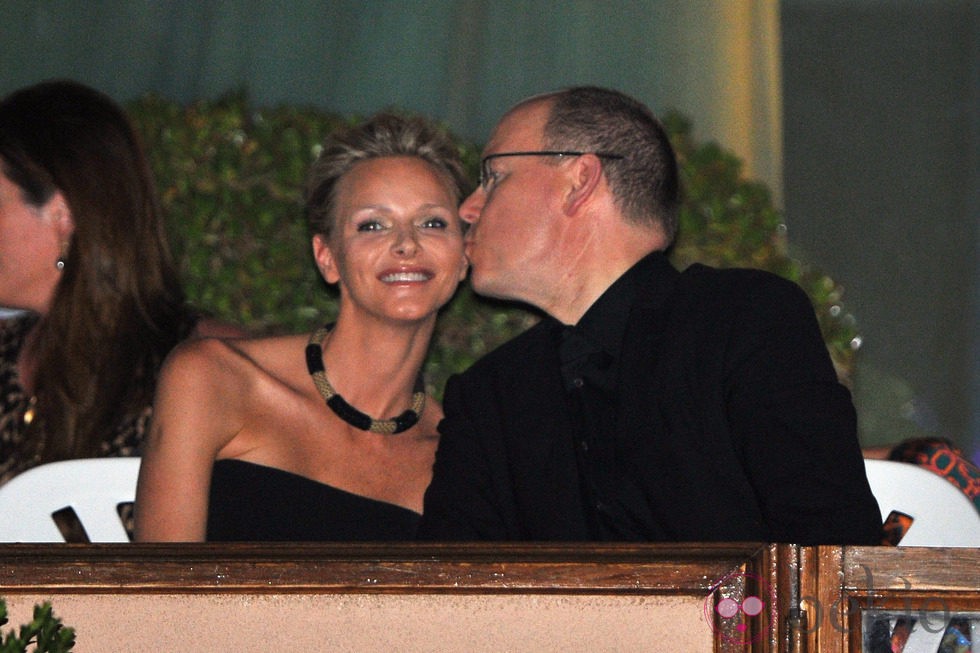 Alberto de Mónaco besa a Charlene Wittstock en su despedida de solteros