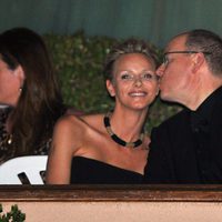 Alberto de Mónaco besa a Charlene Wittstock en su despedida de solteros