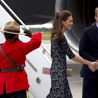 El ministro de Exteriores de Canadá saluda a los Duques de Cambridge