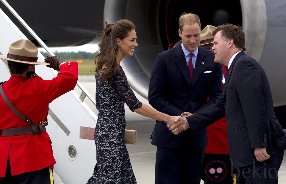 El ministro de Exteriores de Canadá saluda a los Duques de Cambridge