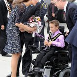 Un niño entrega un ramo flores a Catalina Middleton a su llegada a Canadá