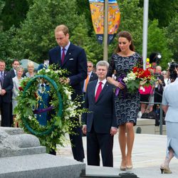 Los Duques de Cambridge dejan flores en el monumento a los Caídos de Ottawa