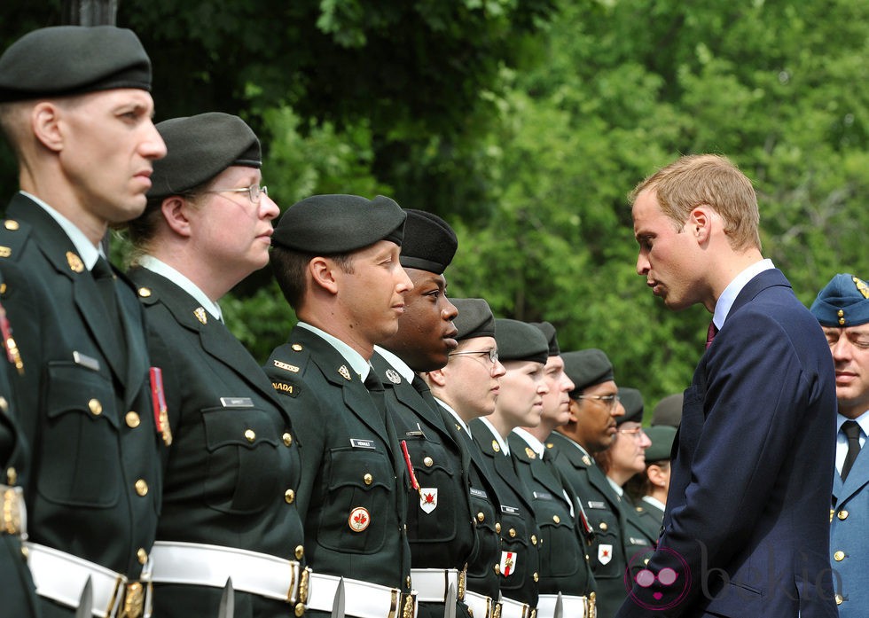 El Príncipe Guillermo saluda a la Guardia de Honor en Ottawa