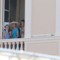 La Familia Real de Mónaco en el balcón de Palacio tras la boda de Alberto y Charlene