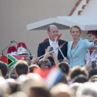 Alberto de Mónaco y Charlene Wittstock saludan al pueblo tras casarse