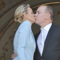 El beso que sella el enlace de Alberto de Mónaco y Charlene Wittstock