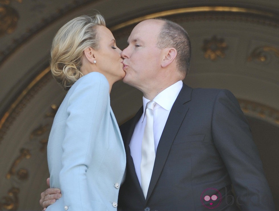 El beso que sella el enlace de Alberto de Mónaco y Charlene Wittstock