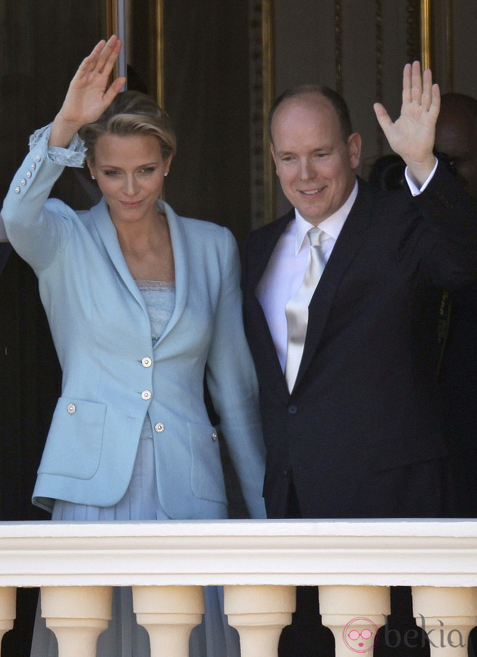 Los Príncipes Alberto y Charlene saludan desde el Palacio de Mónaco
