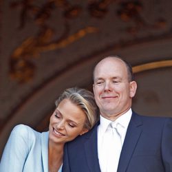 Charlene Wittstock se apoya en su marido Alberto de Mónaco tras casarse