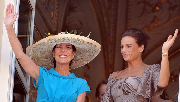 Las Princesas Carolina y Estefanía de Mónaco saludan desde el balcón de Palacio