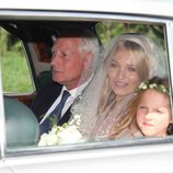 Kate Moss llega a su boda con su padre y su hija, Lila Grace