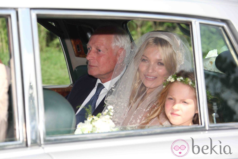 Kate Moss llega a su boda con su padre y su hija, Lila Grace