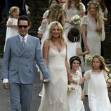 Kate Moss y su marido Jamie Hince tras la ceremonia