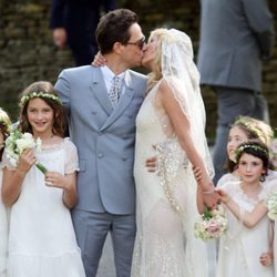 Kate Moss y Jamie Hince se besan tras su boda