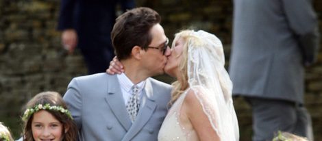 Kate Moss y Jamie Hince se besan tras su boda