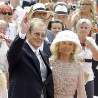 Roger Moore a su llegada en la boda de Alberto y Charlene