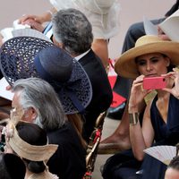 Ines de la Fressange haciendo fotos con su iPhone en la boda de Alberto de Mónaco