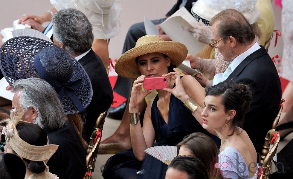 Ines de la Fressange haciendo fotos con su iPhone en la boda de Alberto de Mónaco