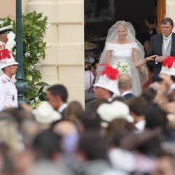 Charlene Wittstock llega de la mano de su padre a la boda religiosa con Alberto de Mónaco