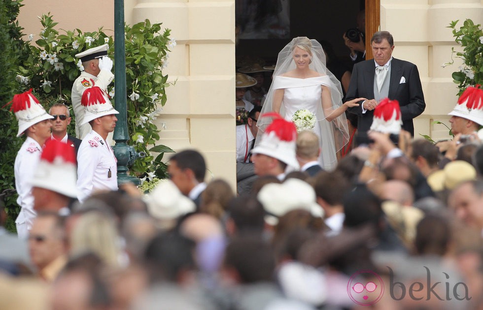 Charlene Wittstock llega de la mano de su padre a la boda religiosa con Alberto de Mónaco
