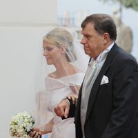 Charlene Wittstock con su padre, Michael Kenneth Wittstock, durante su boda