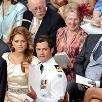 Magdalena y Carlos Felipe de Suecia y Karl Lagerfeld en la boda de Alberto