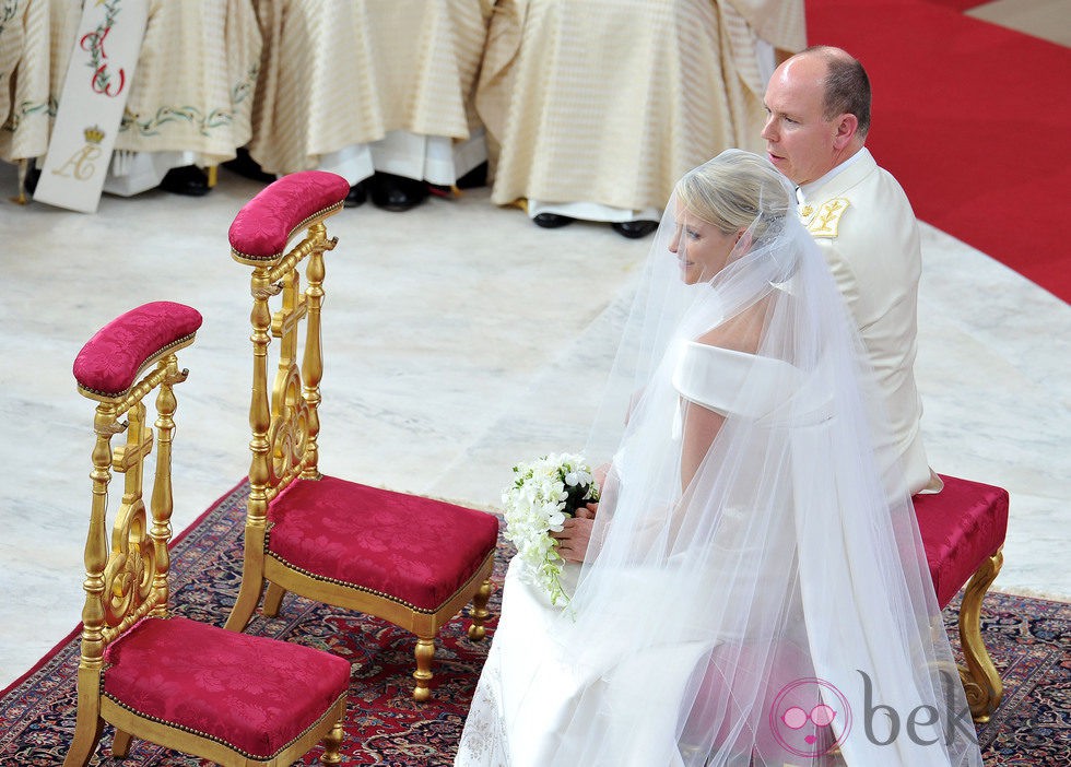 Charlene Wittstock y Alberto de Mónaco durante la ceremonia religiosa
