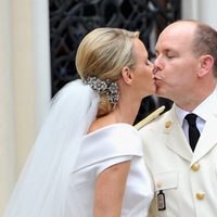 Charlene y Alberto de Mónaco: beso en Santa Devota