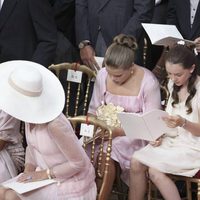 Las primas Alexandra de Hannover y Camille Gottlieb en la boda religiosa