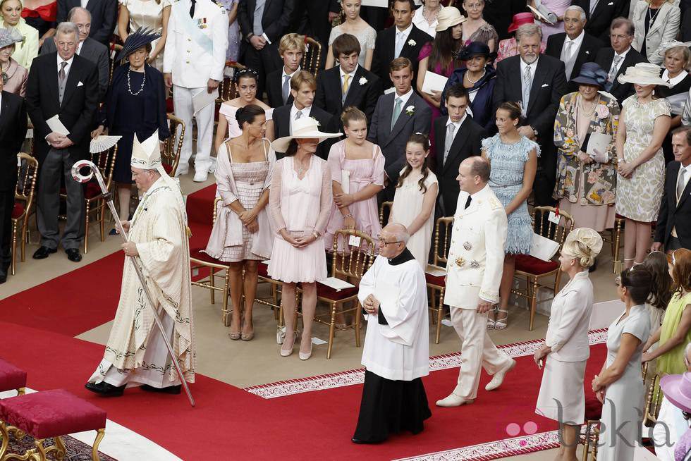 Los Grimaldi observan la llegada de Alberto de Mónaco al altar