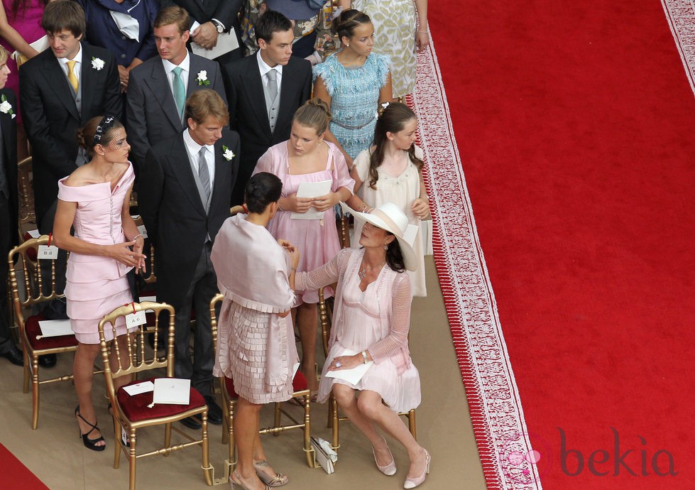 Carolina y Estefanía de Mónaco con sus hijos en la boda de Alberto y Charlene
