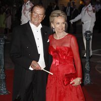Roger Moore y Kristina Tholstrup en la cena de gala de la boda de Alberto de Mónaco