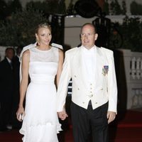 Charlene Wittstock y Alberto de Mónaco llegan a la cena de gala