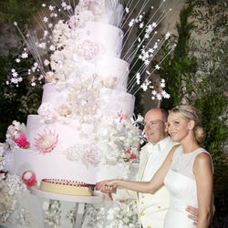 Charlene Wittstock y Alberto de Mónaco cortan la tarta nupcial de la boda real