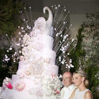Charlene Wittstock y Alberto de Mónaco cortan la tarta nupcial de la boda real