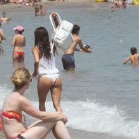 Eva Longoria nos enseña su trasero en las playas de Marbella