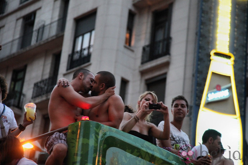 Dos hombres se besan en el Orgullo Gay de Madrid